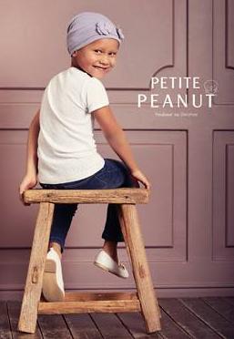 petit peanut - kind grijs mutsje zittend op krukje