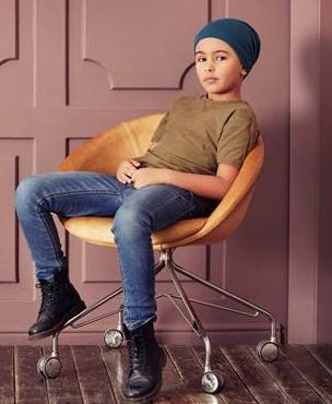 petit peanut - zittende jongen - muts